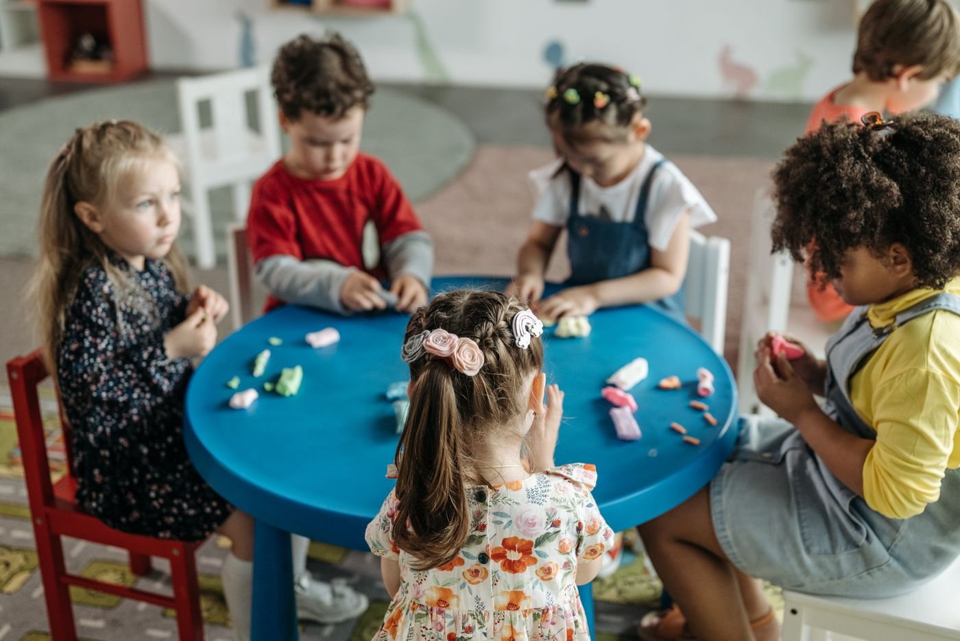 Kleinkinder spielen mit bunten Bällen