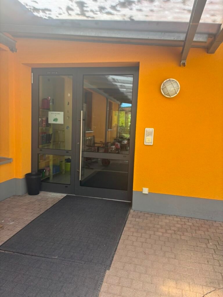 Eingangstür des Kindergartens Sankt Laurentius