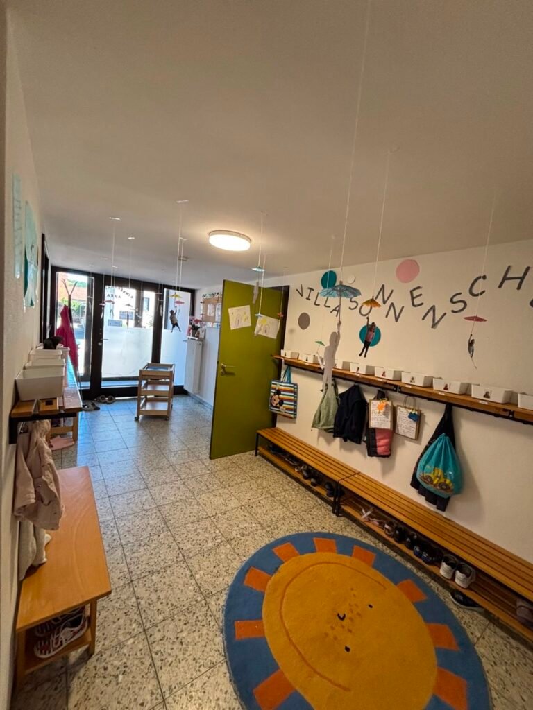 Garderobe der Villa Sonnenschein mit Garderobenhaken und Sitzbank