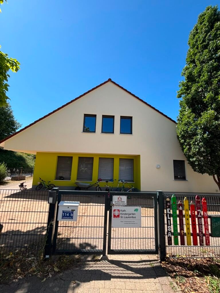 Das Kindergartengebäude Sankt Laurentius von der Schulstraße aus gesehen