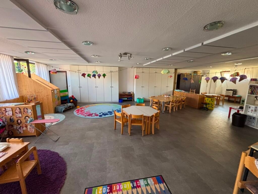 Gruppenraum der Villa Sonnenschein mit Spielecken und Teppichen