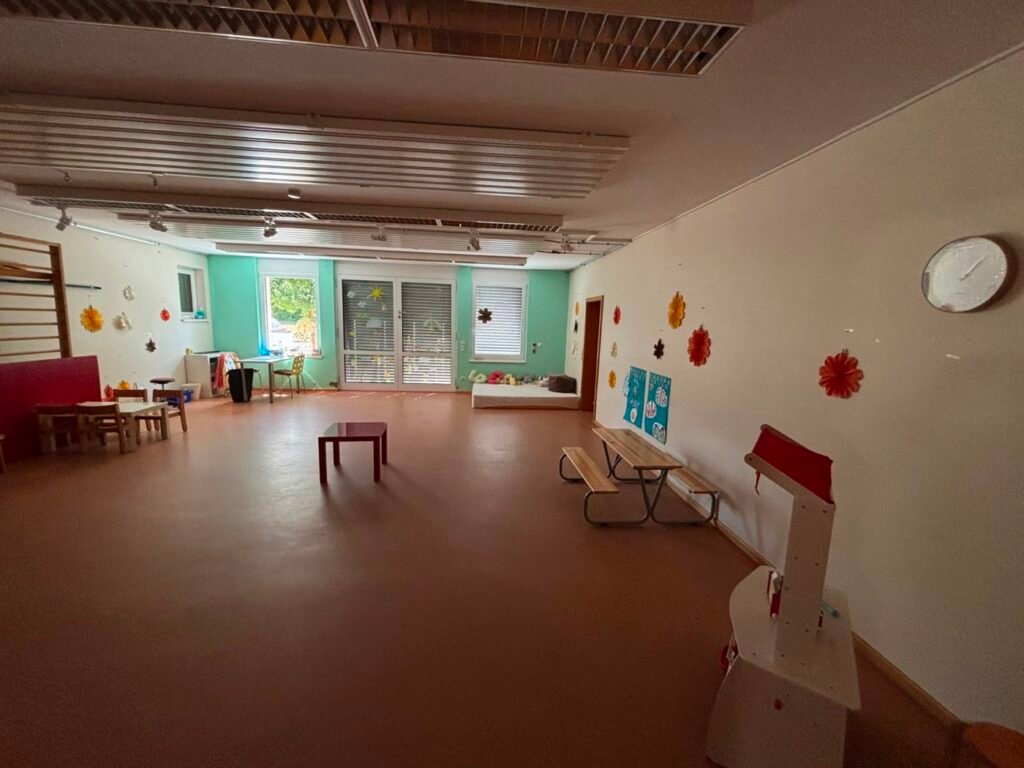 Turn- und Bewegungsraum mit Sprossenwand und großer Bewegungsfläche